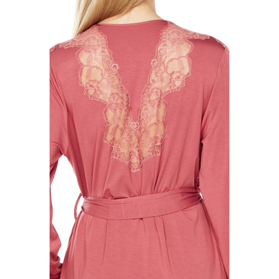 Detalle tono rosa bata micromodal mujer